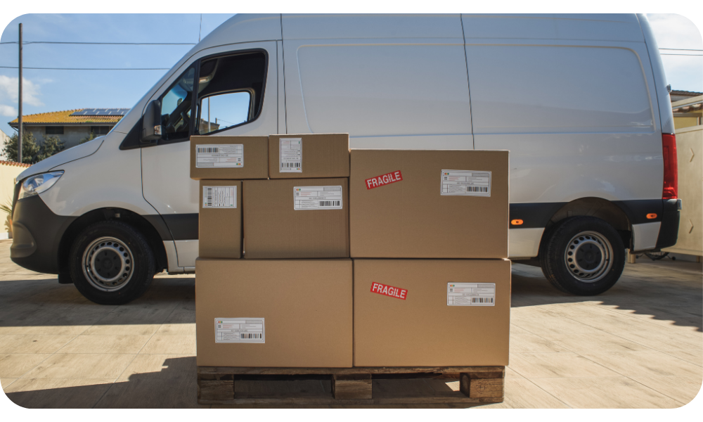 Van de reparto con cajas listas para envío